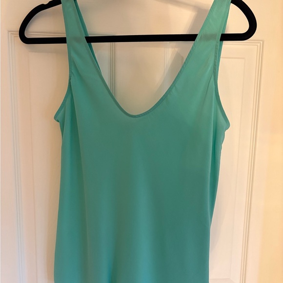 Babaton Green Sleeveless Backless Tank Top - Picture 2 of 3